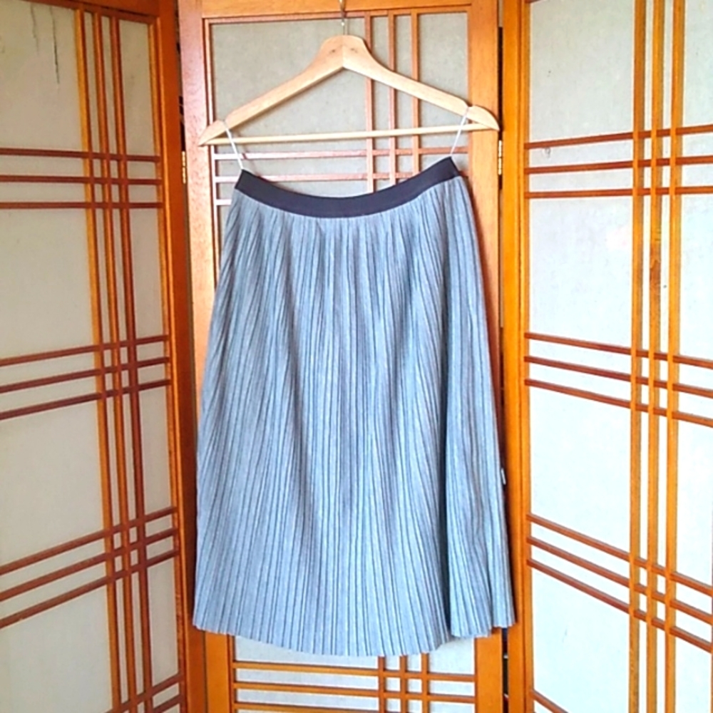 Uni Qlo Pleat Midi Skirt